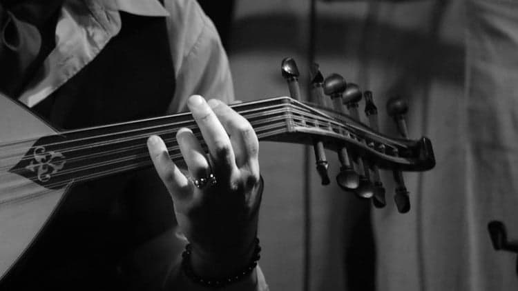 Changing Oud strings like a luthier