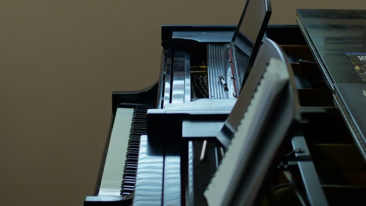 Piano Sight-Reading Development with 25 Exercises