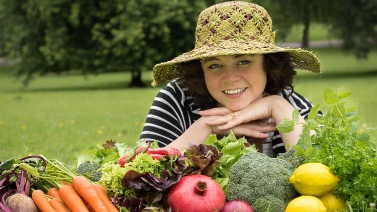 Create Gourmet Vegetarian Salads with Super Food Ingredients